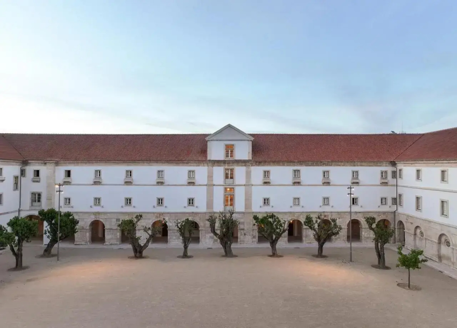 Отель Montebelo Mosteiro de Alcobaca Historic Hotel
