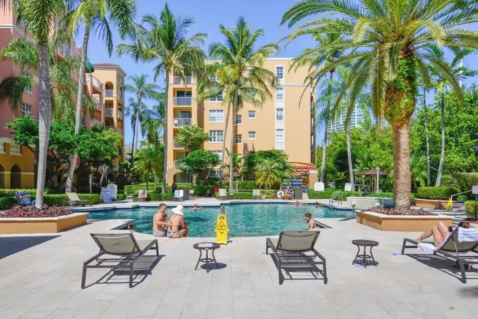 Lux Condo at Yacht Club 10min from Beach