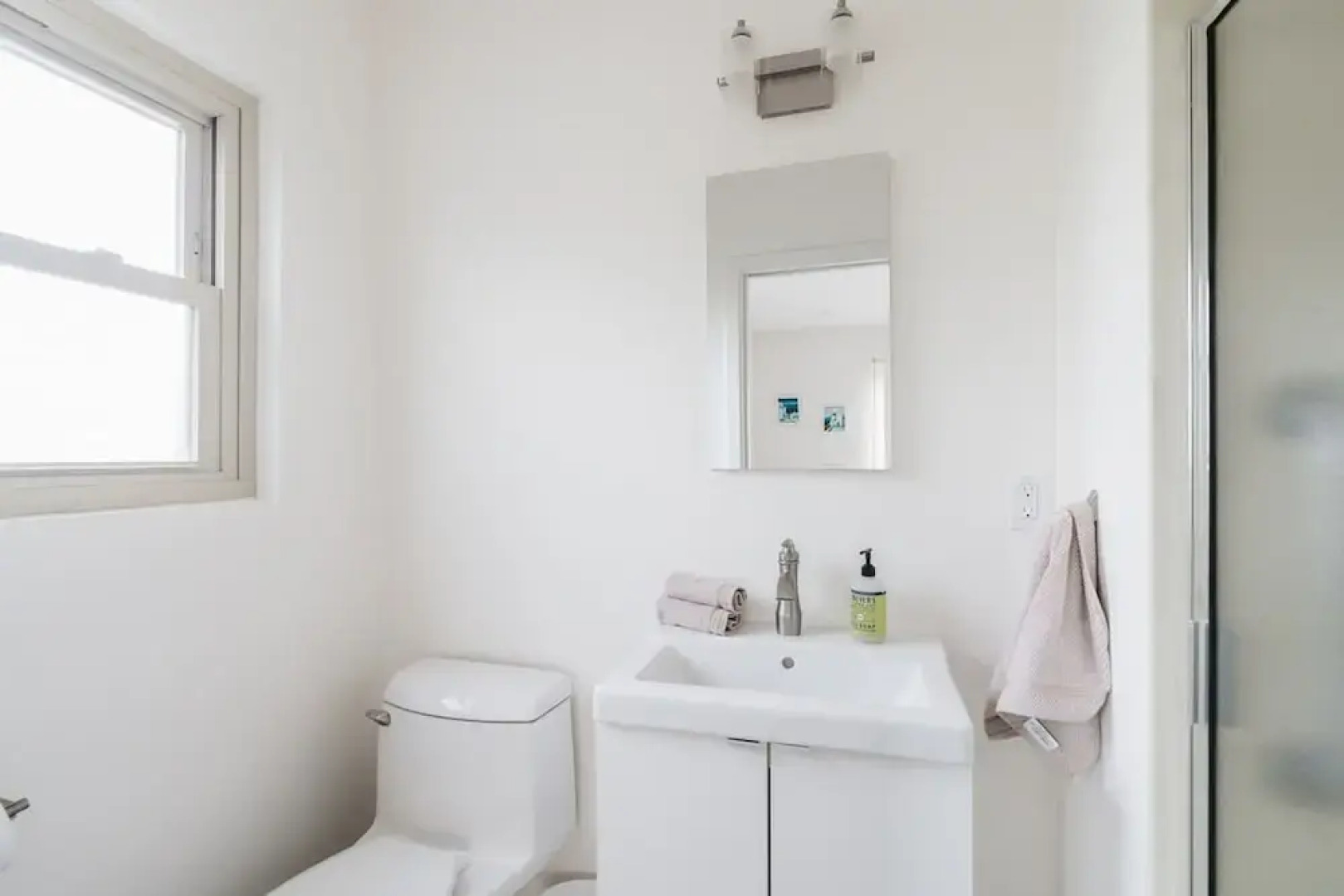 Spacious and Bright 5-bedroom Oasis Pool and Yard