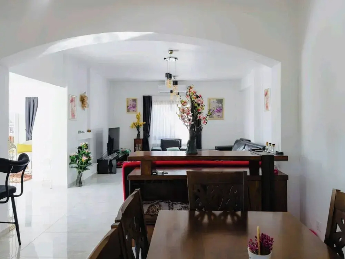 Villa for 9 Guests, Pool, Parking, Walk to Beach