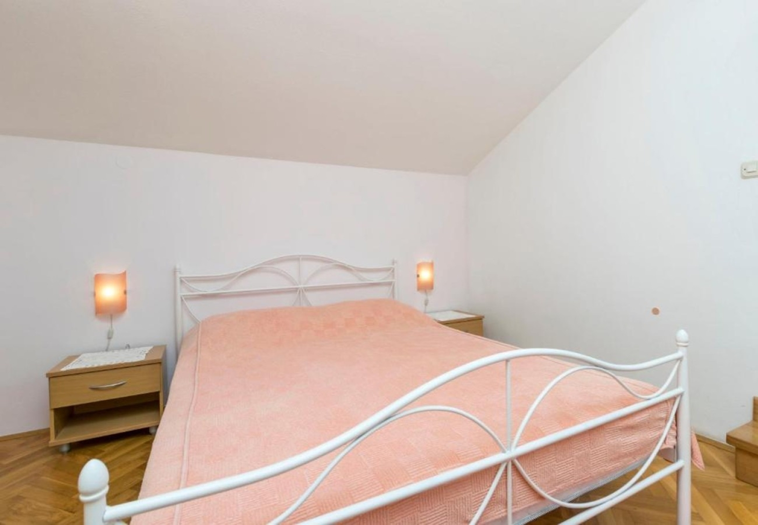 Room Mate 1 - 130 m from sea: R2 Roza Bol, Island Brac