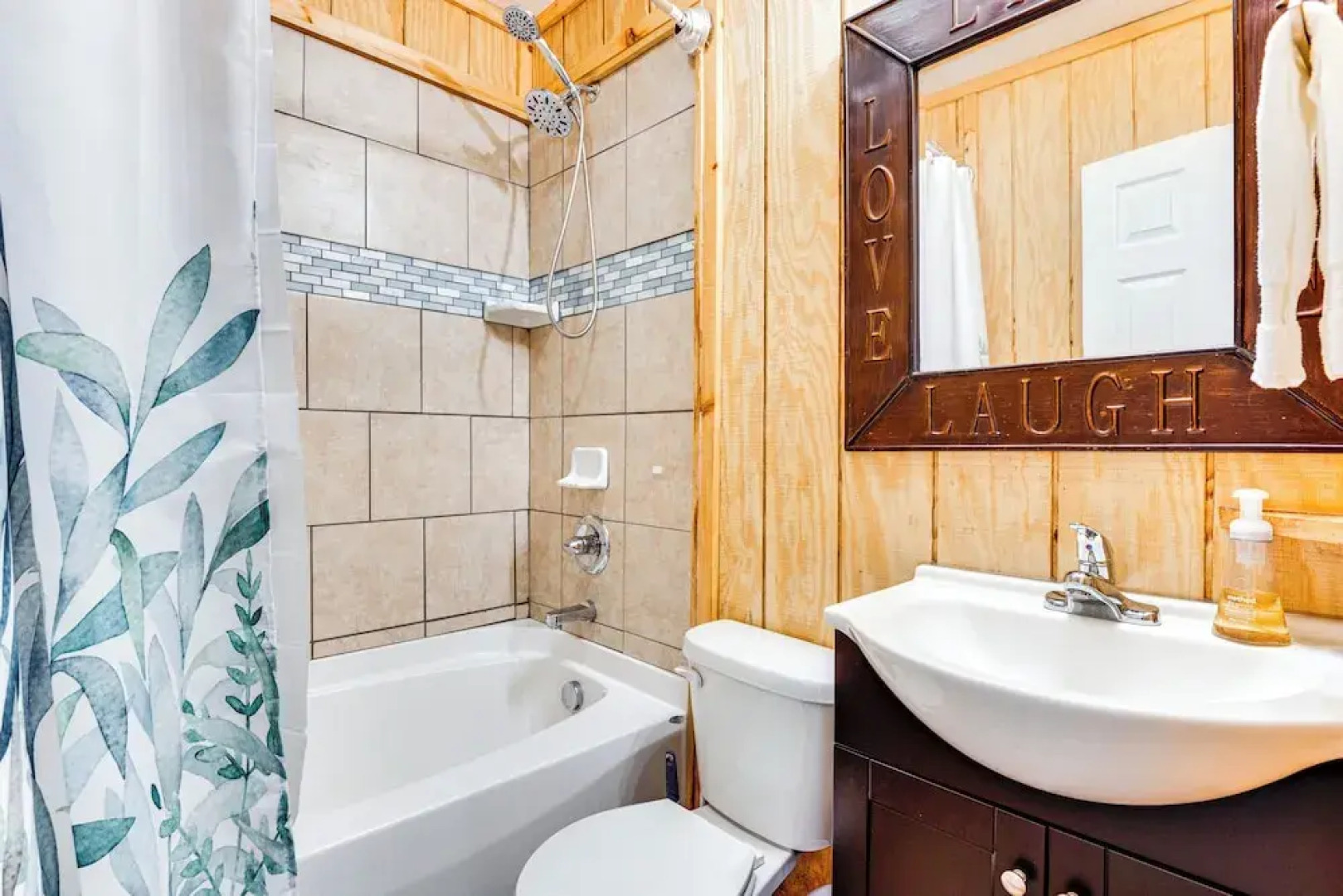 3 Mi to Dtwn & Holiday Events! Forest City Retreat