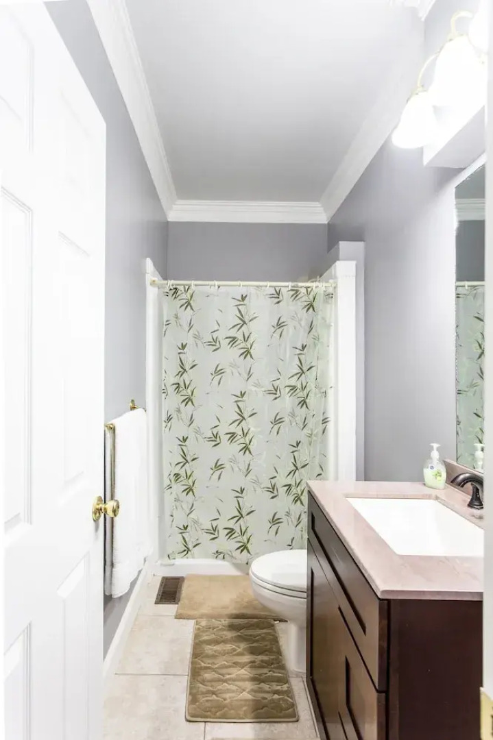 1369 Brentwood Almond - studio Br Apts