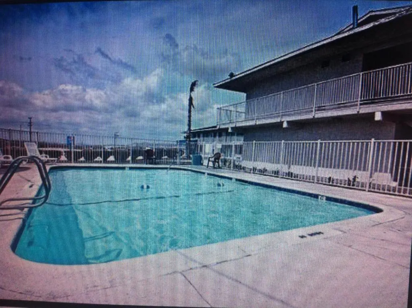 Hilltop Inn & Suites