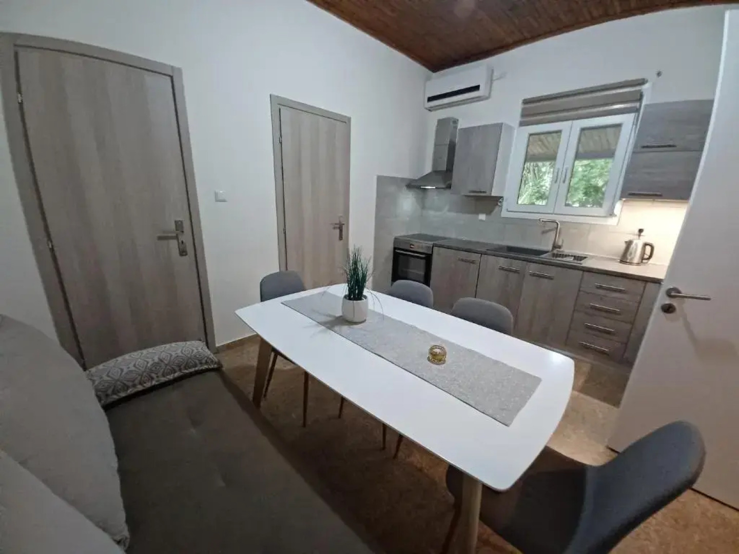 Beach House for up to 9 people near Olympia