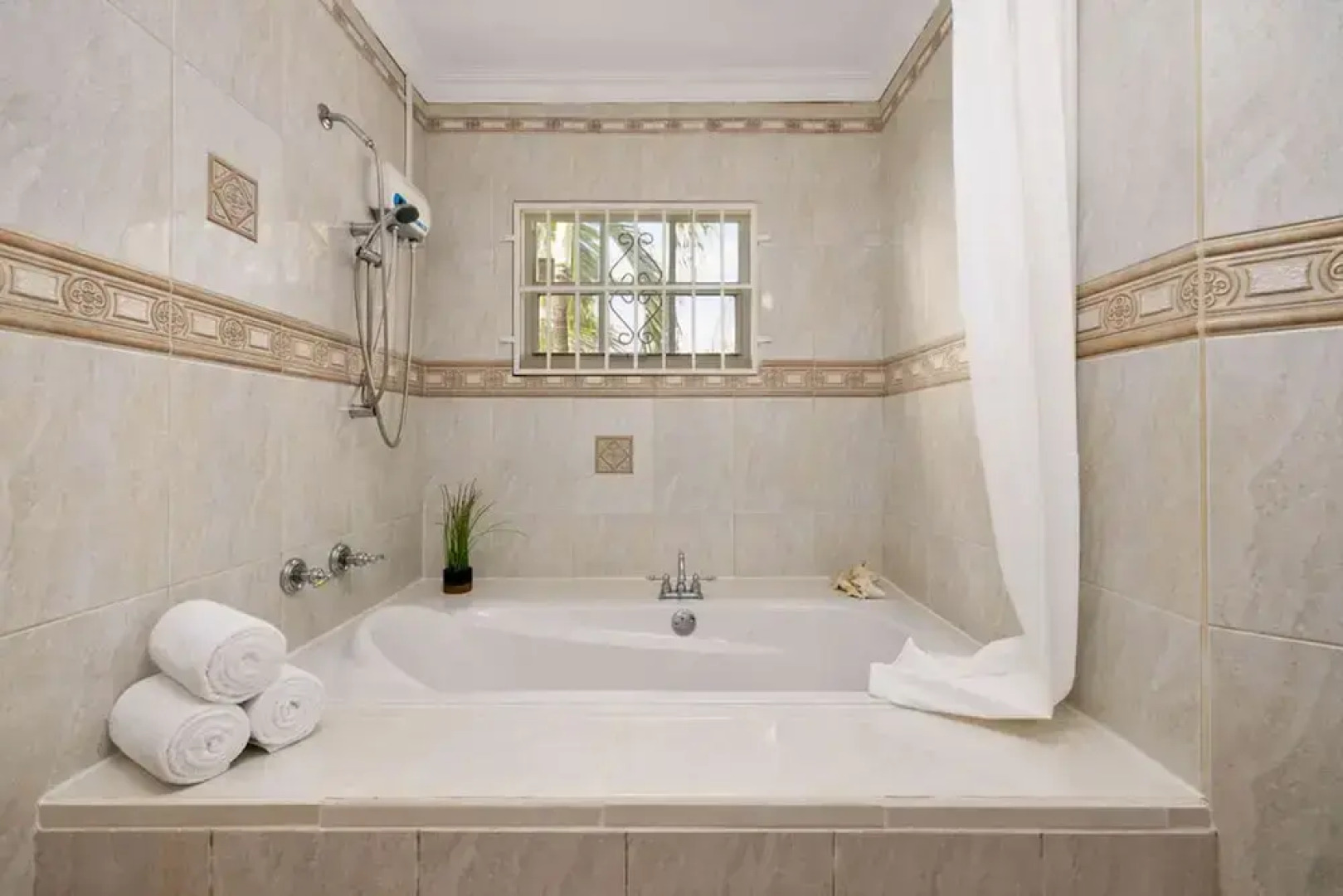 Cozy Central 4br3ba Home w Pvt Pool Largegarden