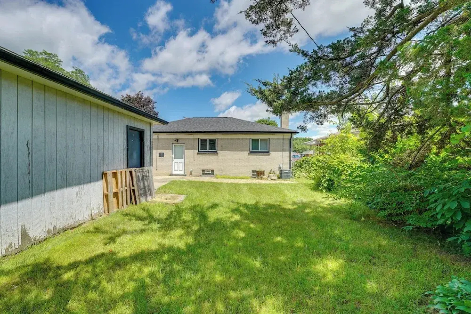 Westland Home w/ Yard ~ 20 Mi to Downtown Detroit!