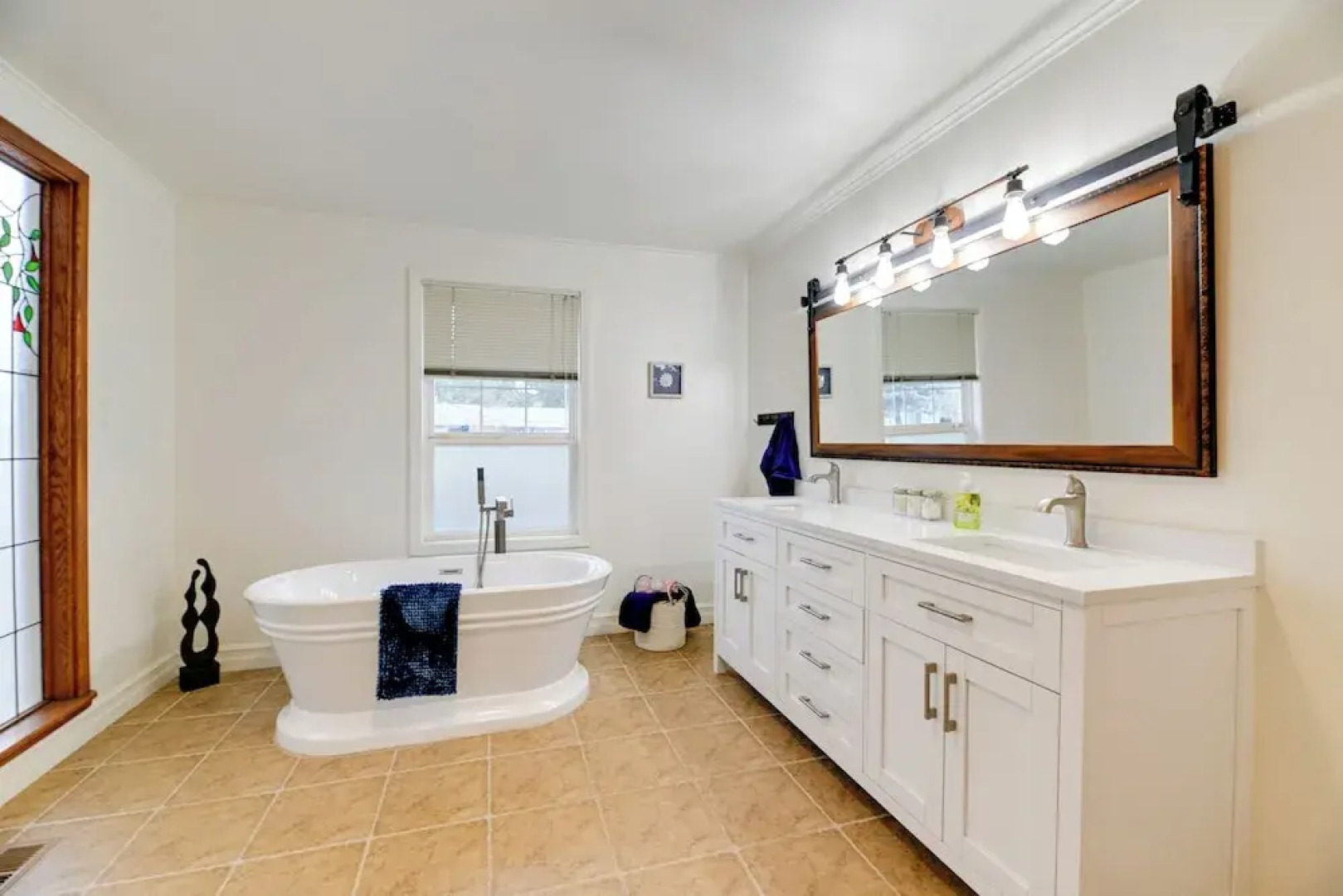 Spacious Grants Pass Home w/ Hot Tub & Views!