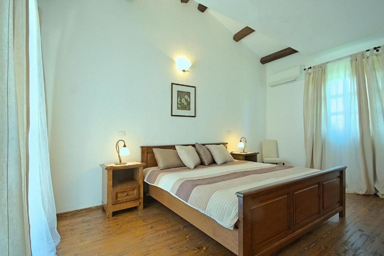 Beautiful Villa In A Quiet Area, With Enclosed Garden, Private Swimming Pool And Outdoor Kitchen