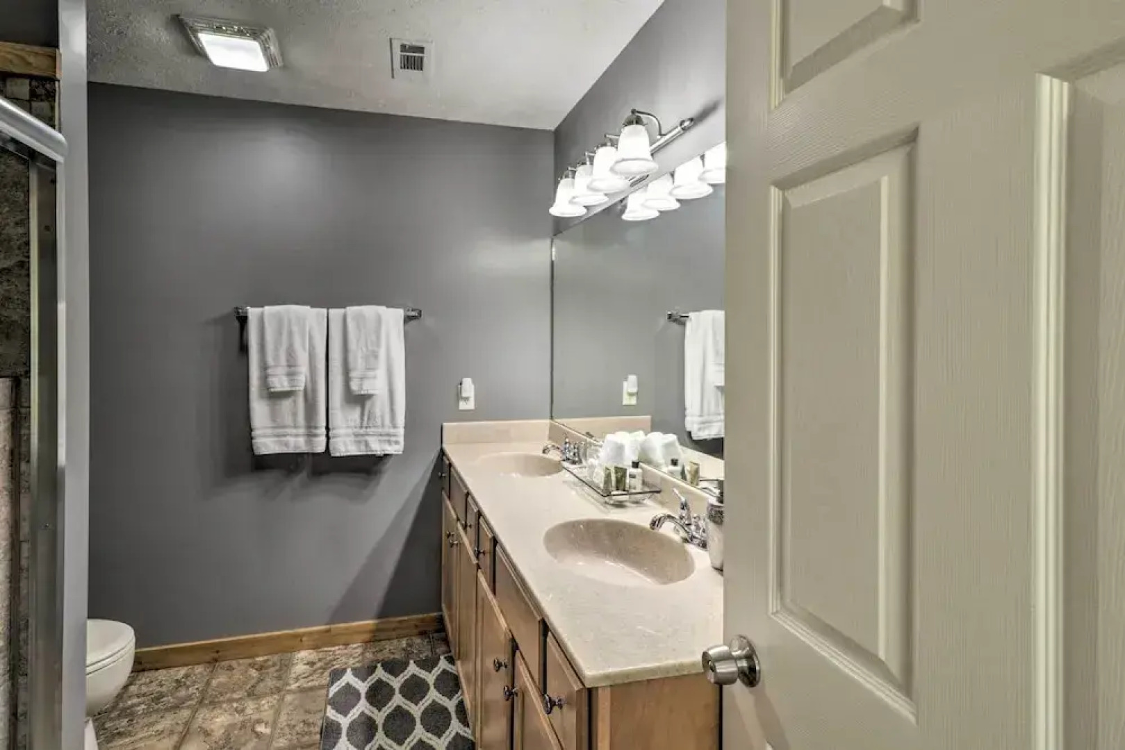 Mountain Home Cottage w/ Deck on White River!