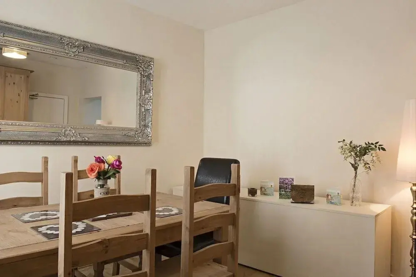 Cargo Cafe Apartments - Guest House