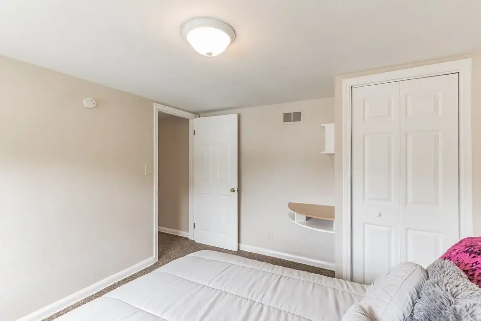 Beautiful 4 Br Home In Lovely Neighborhood - Walk To Pro Football Hof! 4 Bedroom Home by Redawning