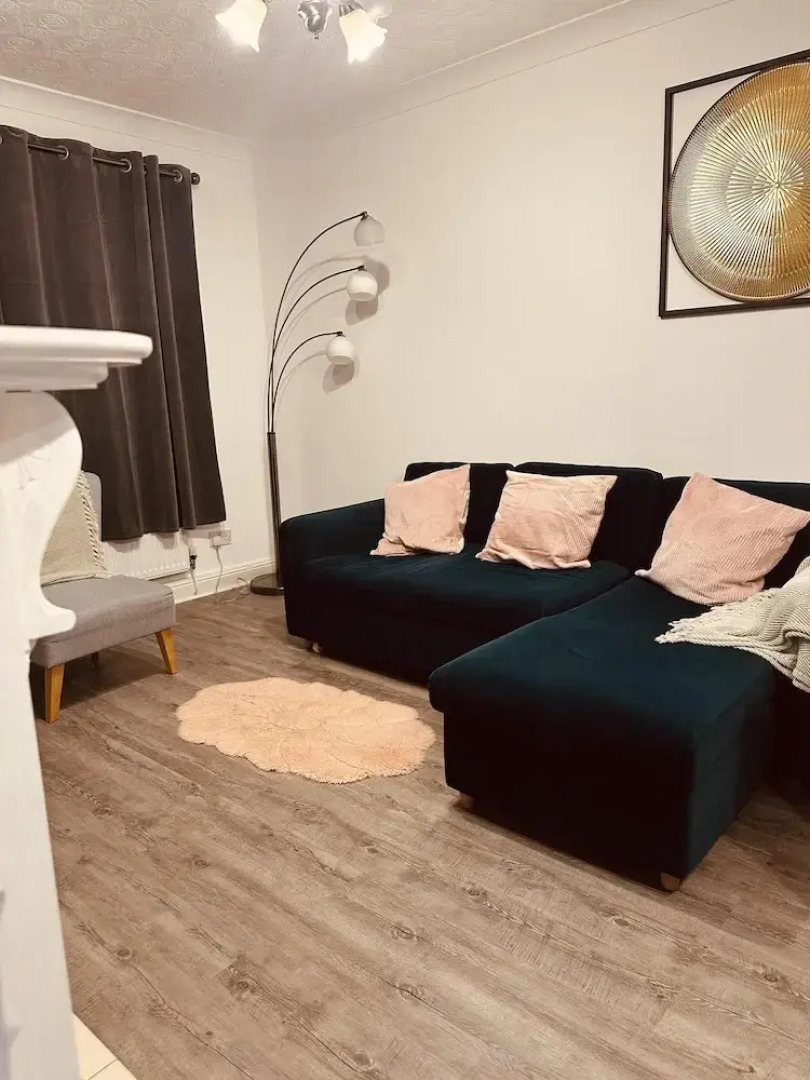 Come & Unwind in Charming 5 Bed House in Blackburn