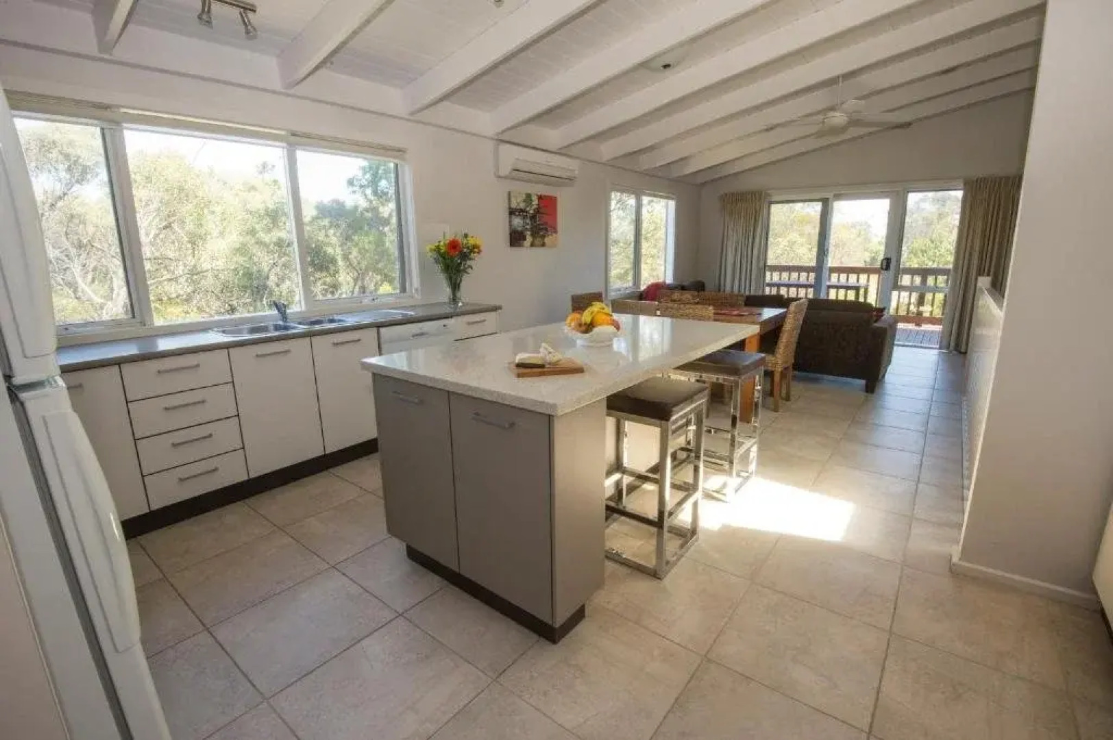 The Lakes Beachfront Holiday Retreat