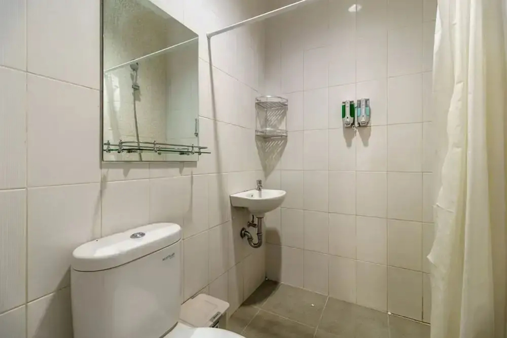 RedDoorz Plus near Exit Toll Puncak 2