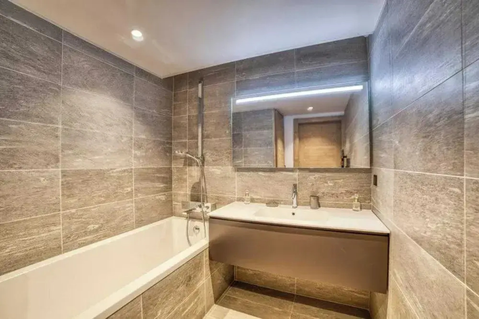 Luxurious 4-room Apartment With Swimming Pool, Gym, spa and Parking