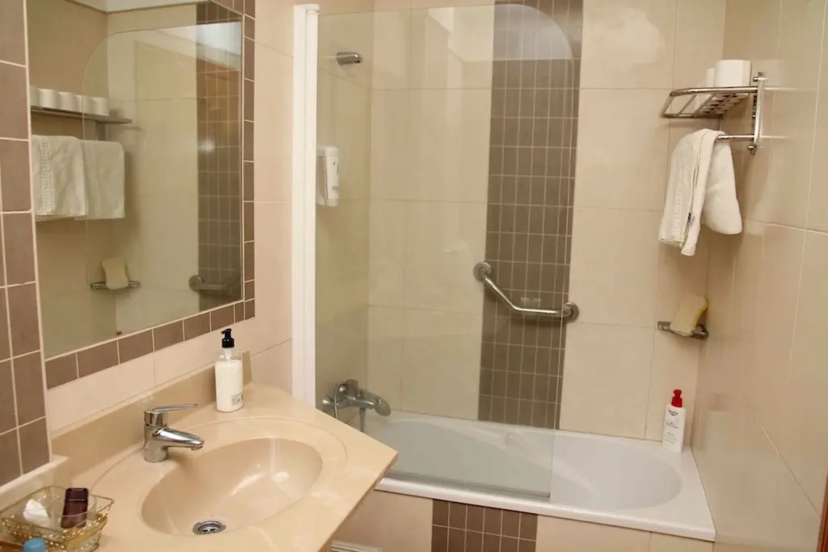 Skyview Hotel by LIVVO