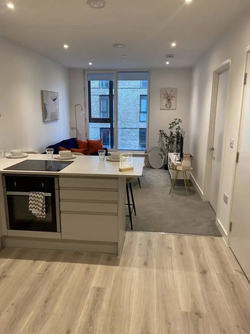 Lakeside - Central Apartment - Free Parking - Cinema Room