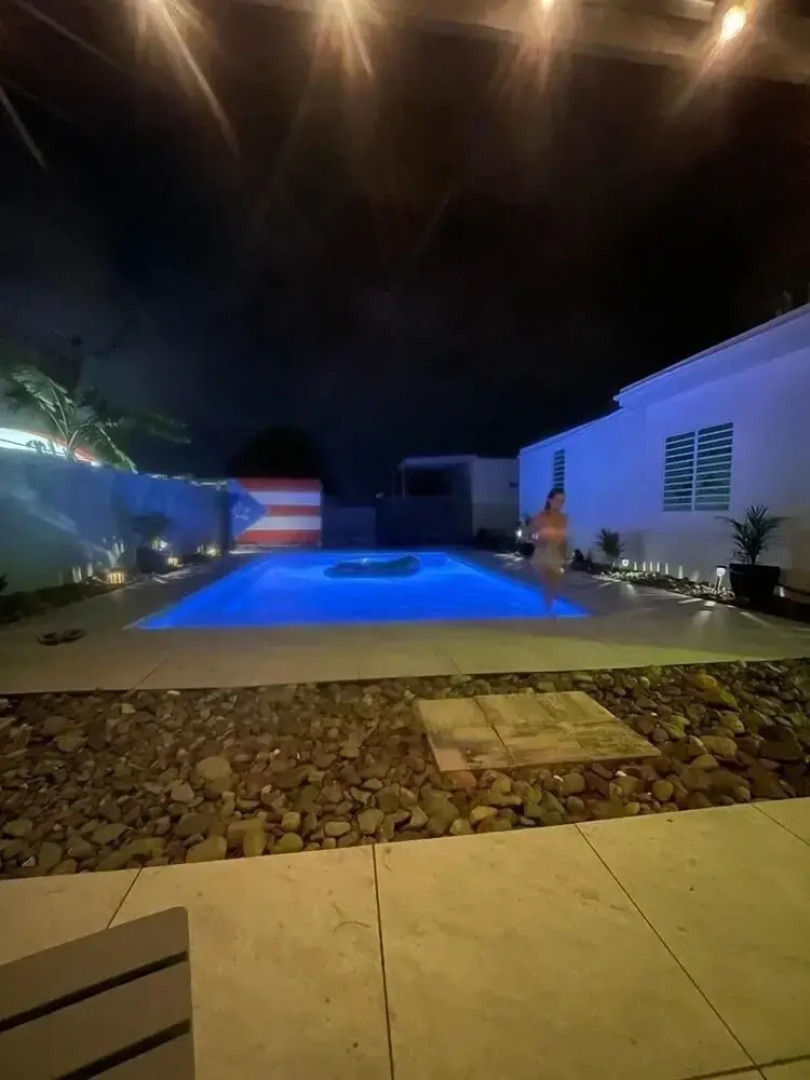 Walk to Beach or Swim in the Pool, 4 Bedrooms 4 Home by Redawning