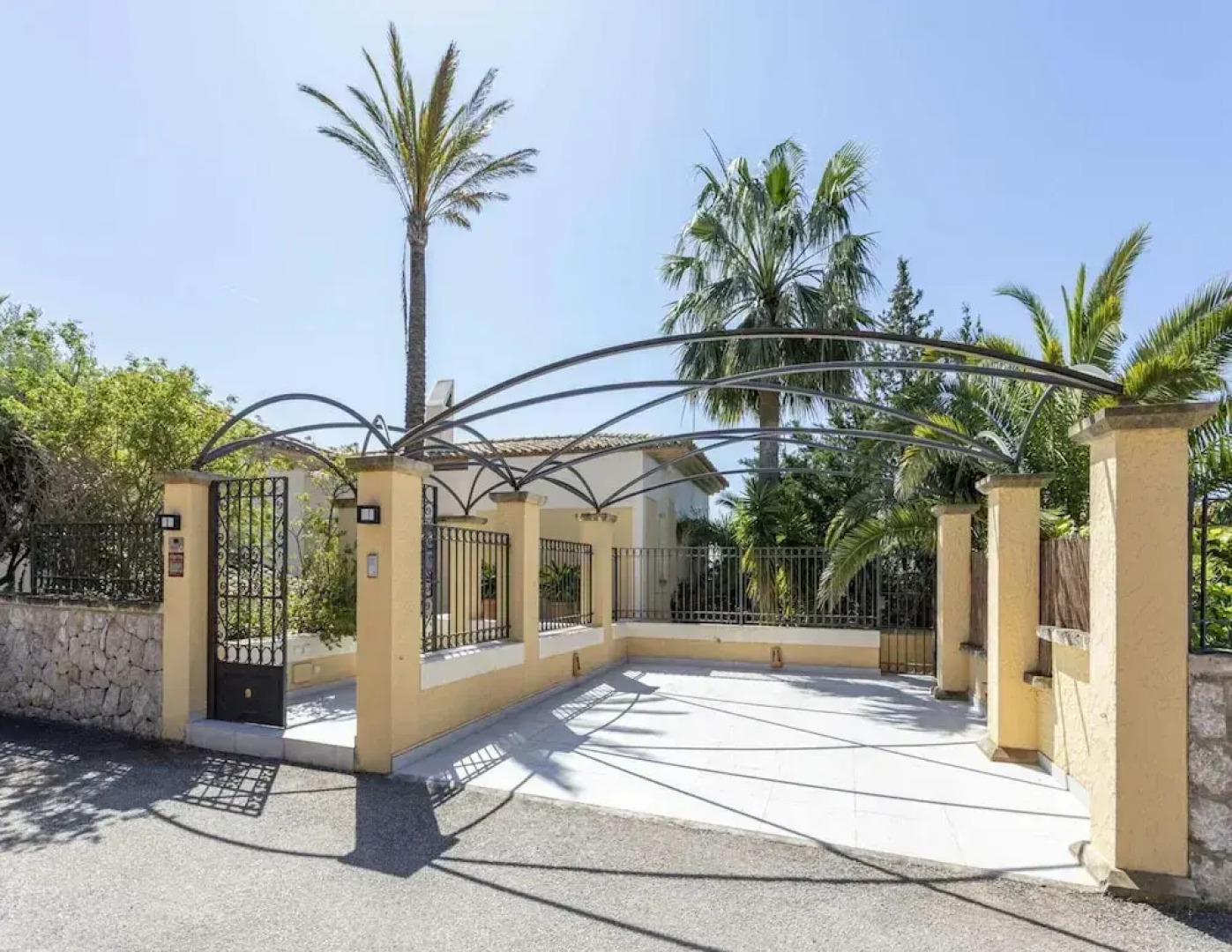 Lavish Villa With Saltwater Pool