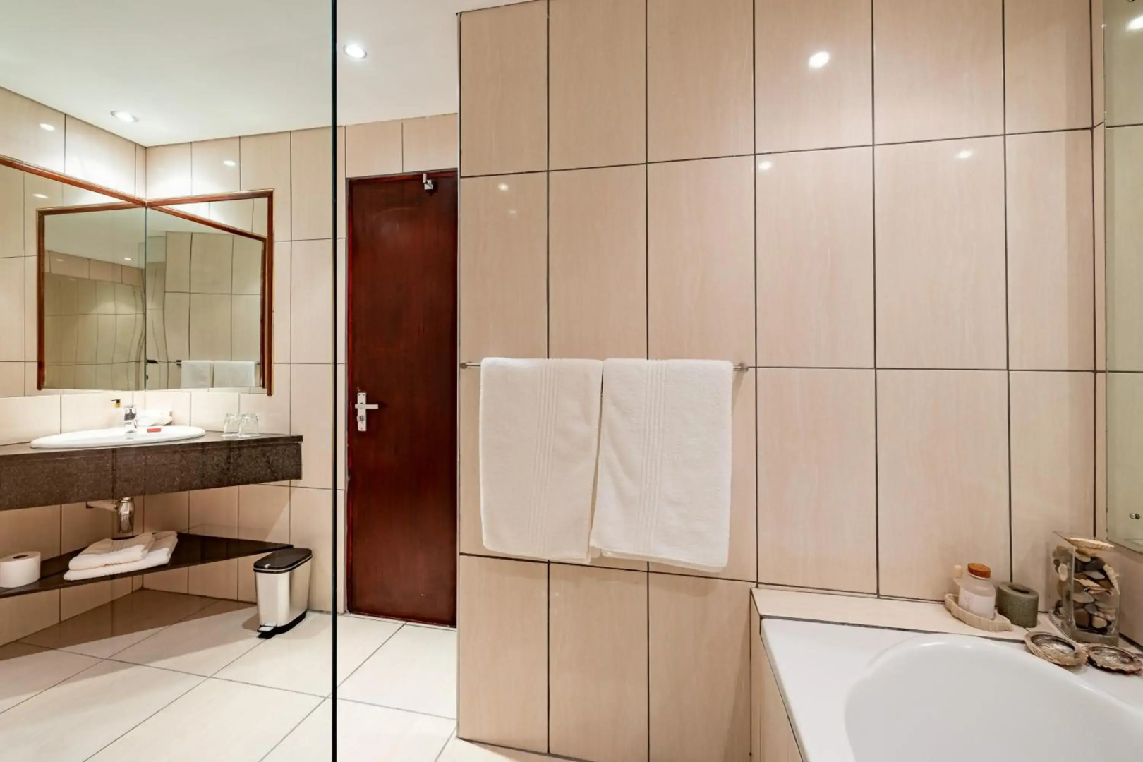 African Sky Hotels - Pine Lake Inn