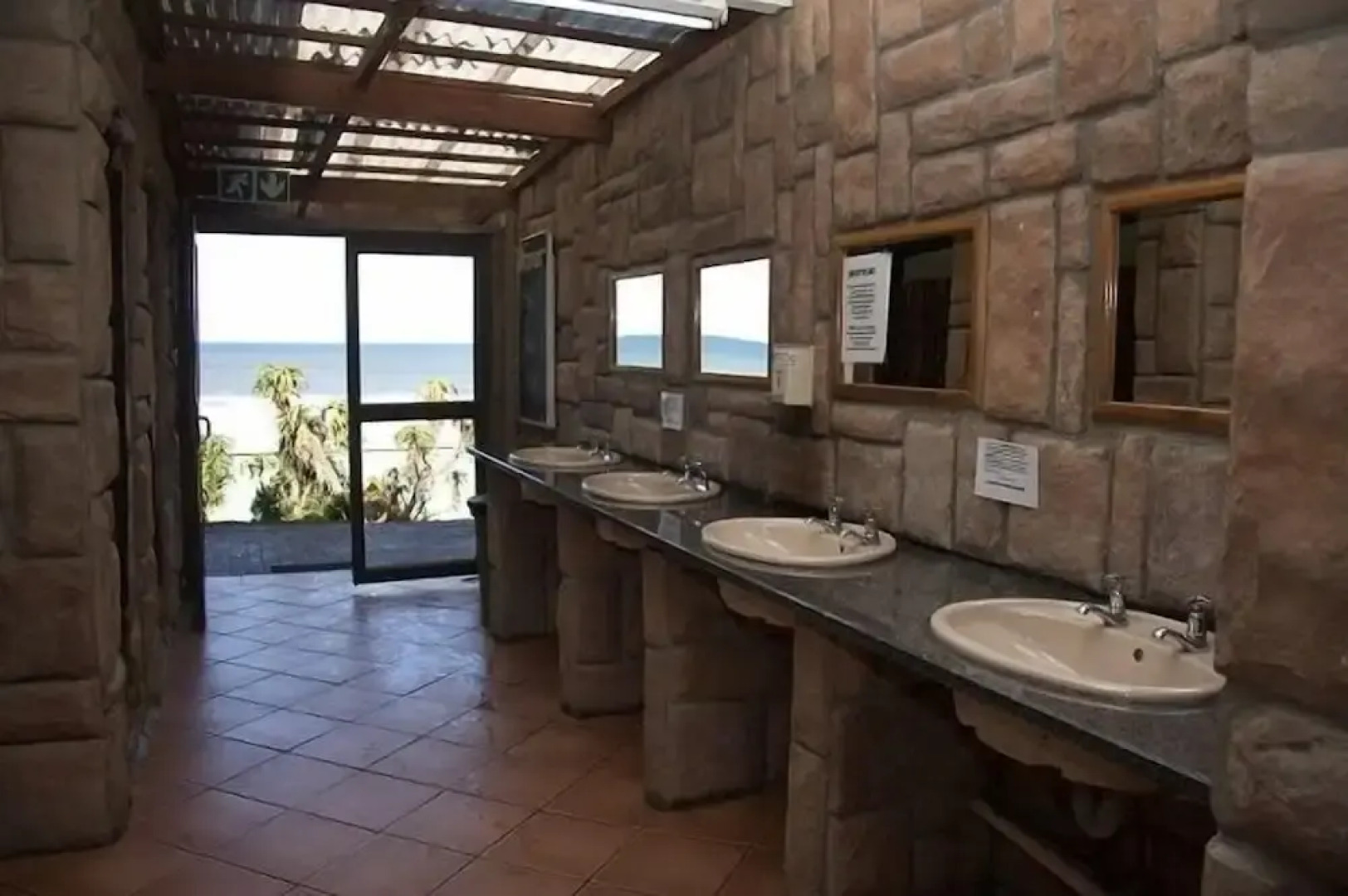 Island Vibe Jeffreys Bay Hostel