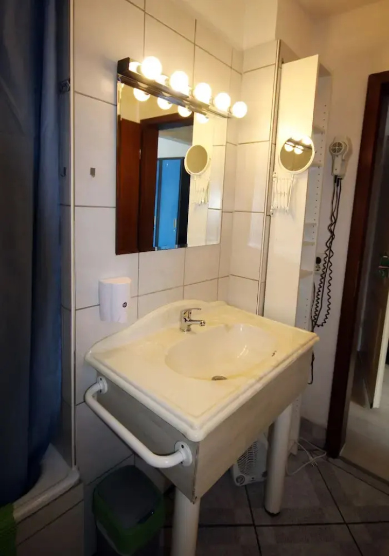 The Penny Pincher Inn - Hostel