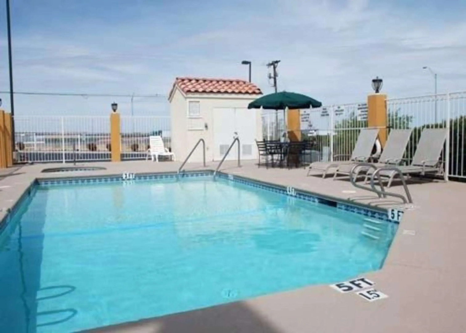 Econo Lodge Inn & Suites El Paso West