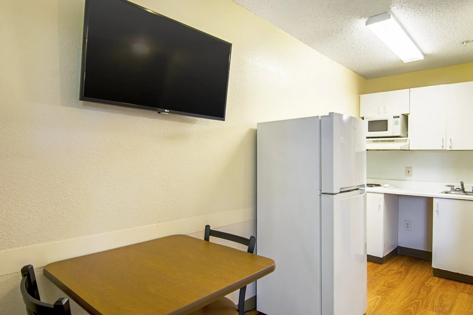 HomeTowne Studios by Red Roof Chicago - Waukegan