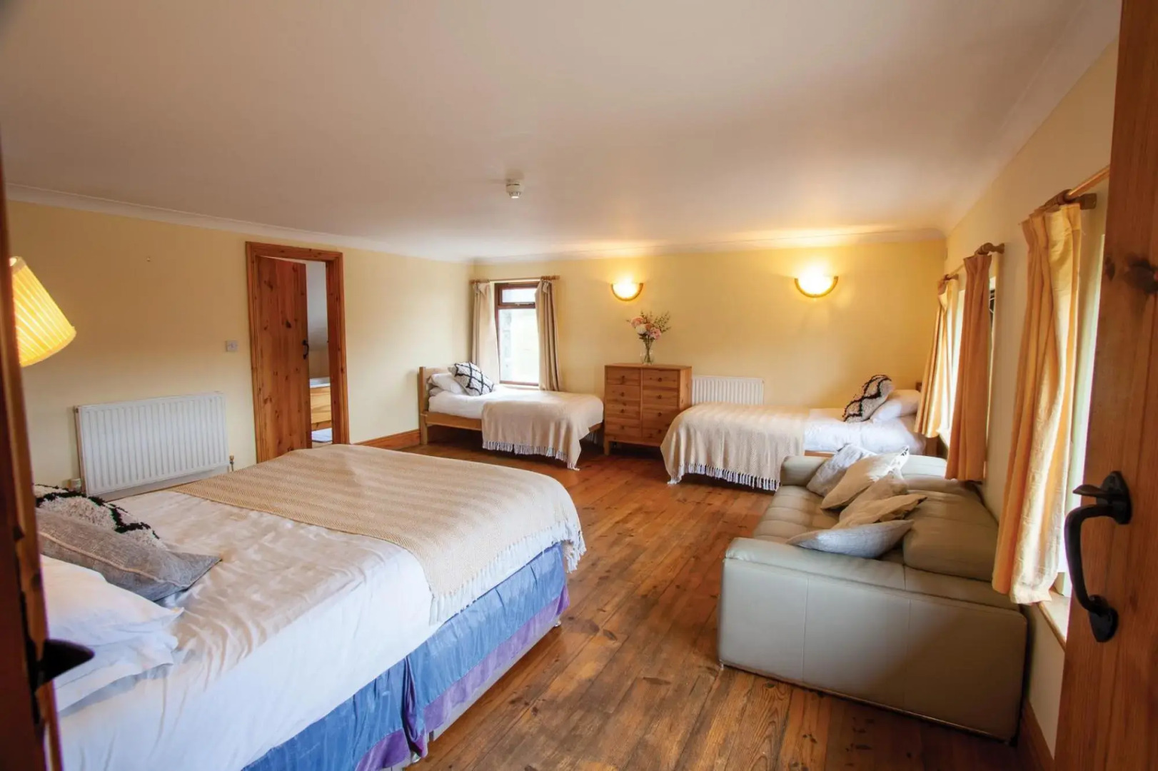 The Lake House Retreat - 7 Bedroom Holiday Home - Sleeps 20 - Southgate