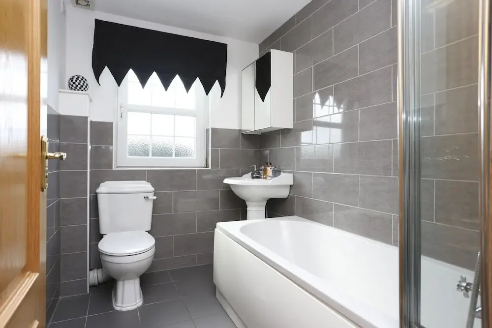 JOIVY Greenknowes Farmhouse Retreat 7 Bed With Hot Tub And Bar