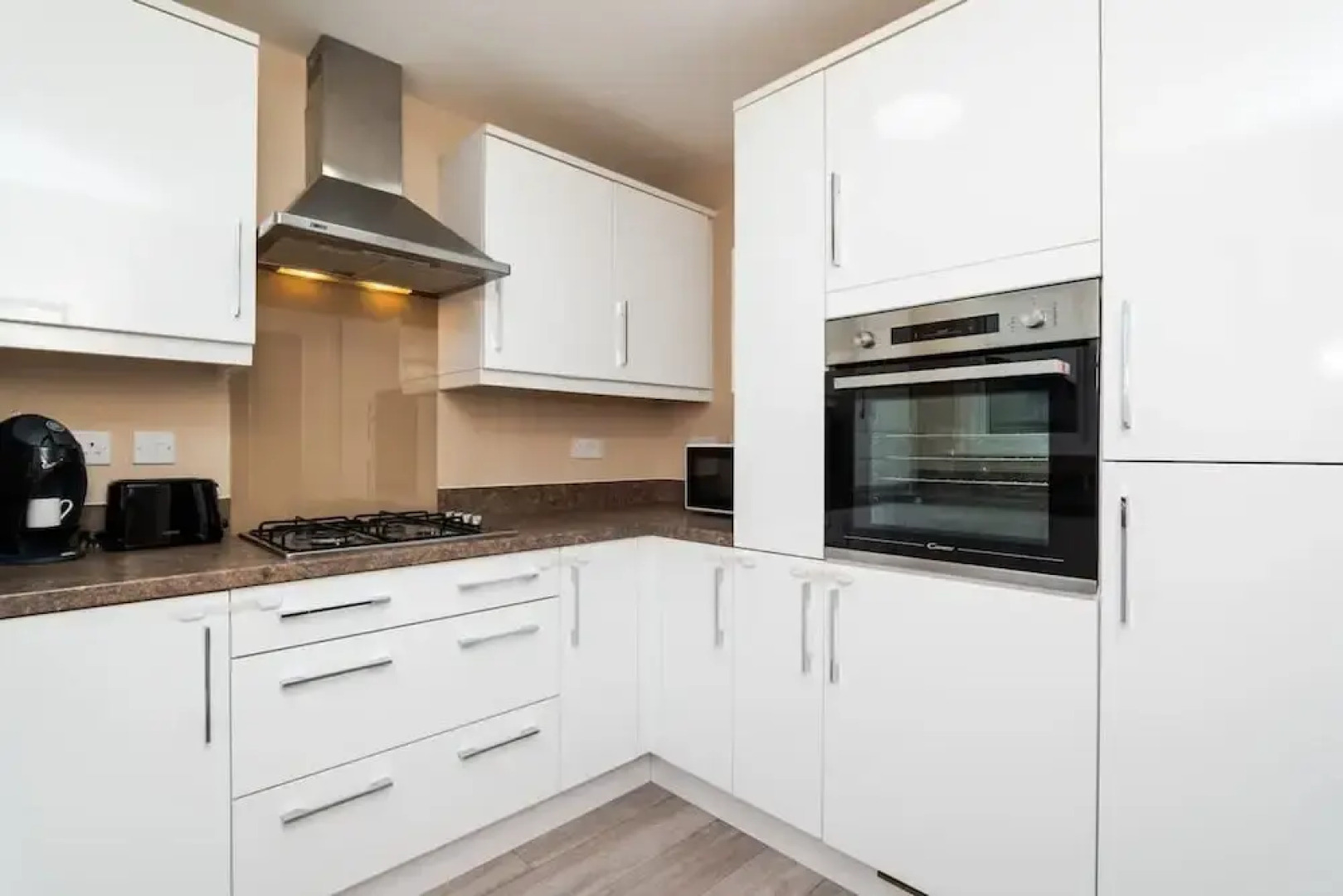 3 Bedroom House-private Parking