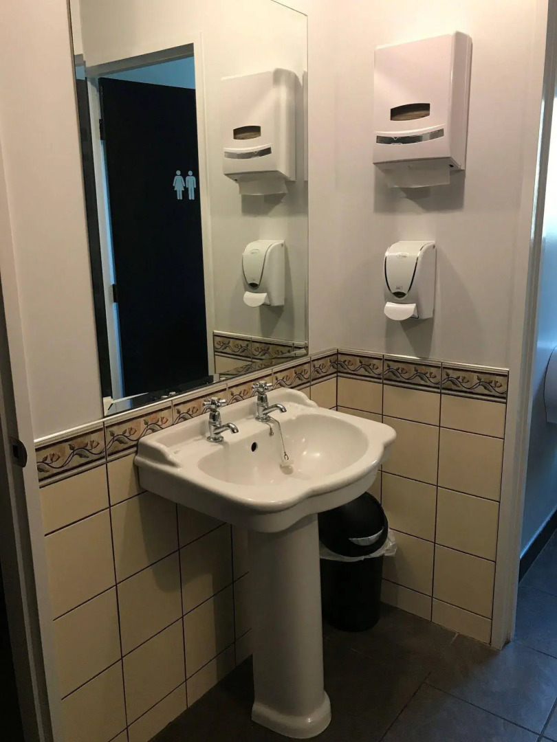 The Innbetween Lodge and Backpackers