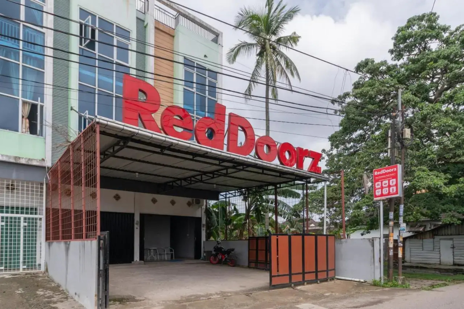 RedDoorz Plus near Palembang Trade Center 2