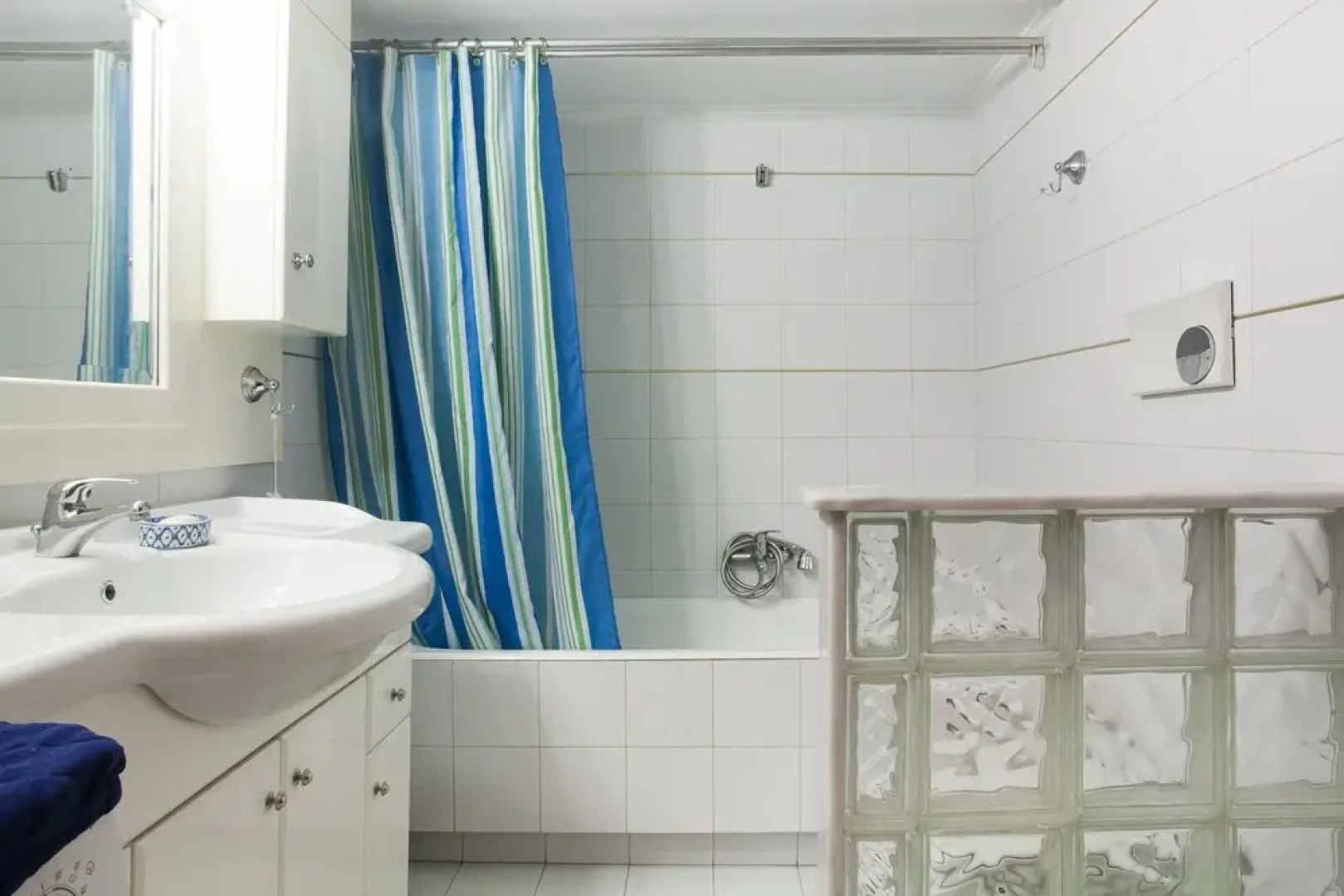 Families 2BM Flat 7'Metro Balcony