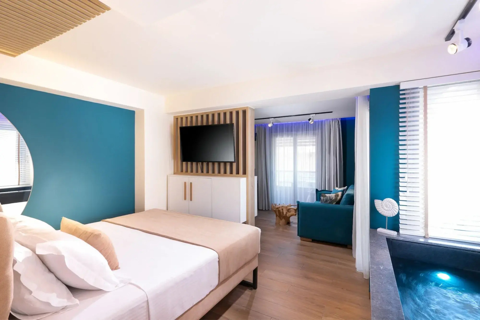 SKS Luxury Suites & Rooms