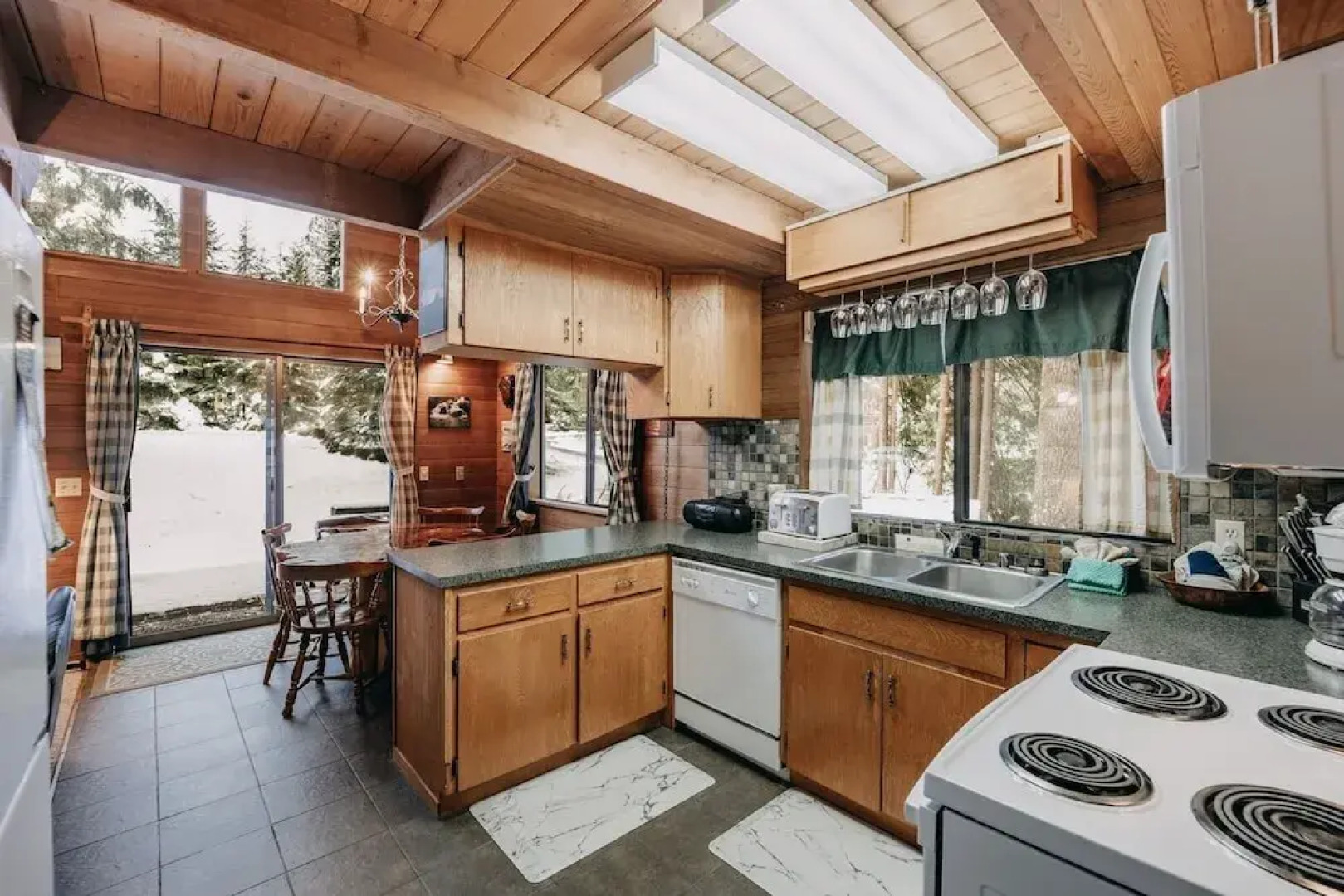 53mbr - Hot Tub - Wi-fi - Sleeps 6 1 Bedroom Home by RedAwning