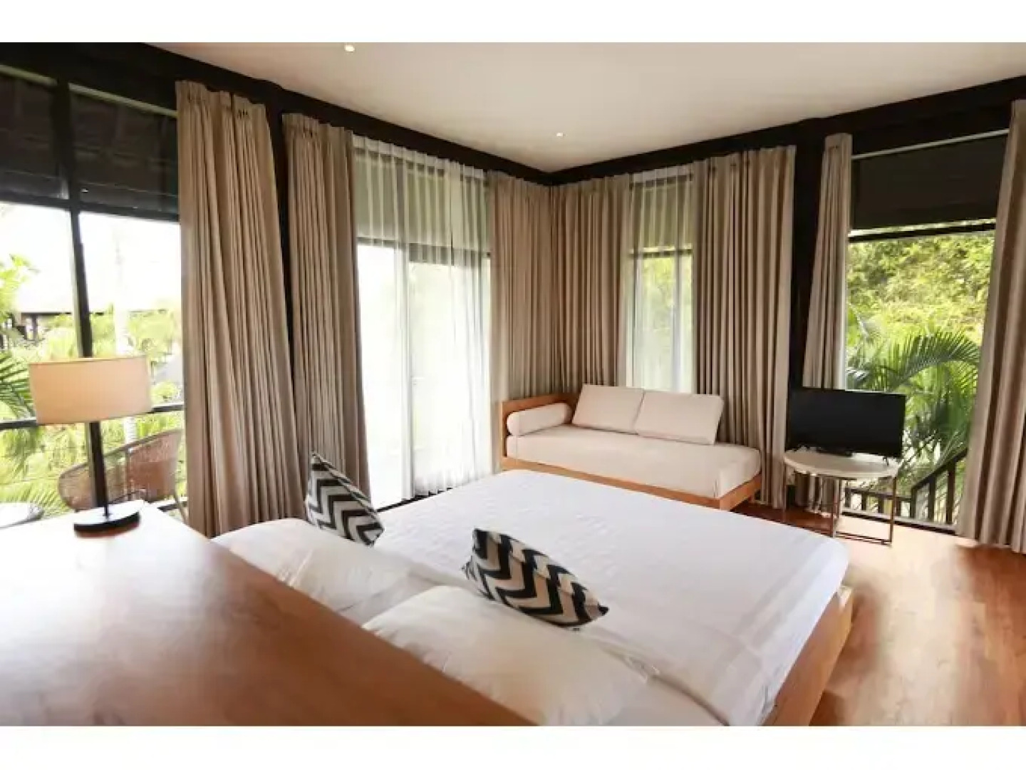 Wave House - Surf Camp