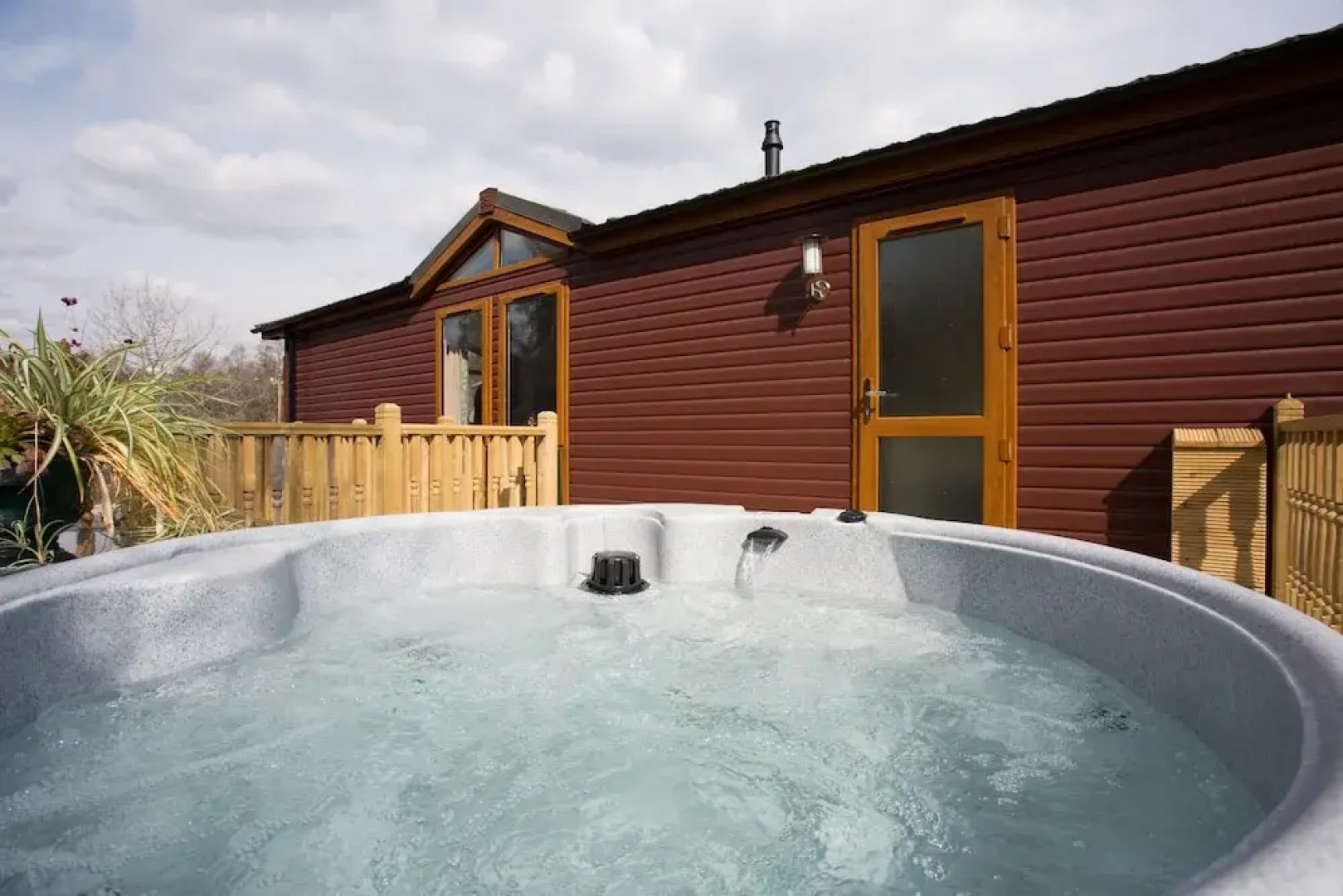 2-bed Cottage With Hot Tub at Loch Achilty, Nc500