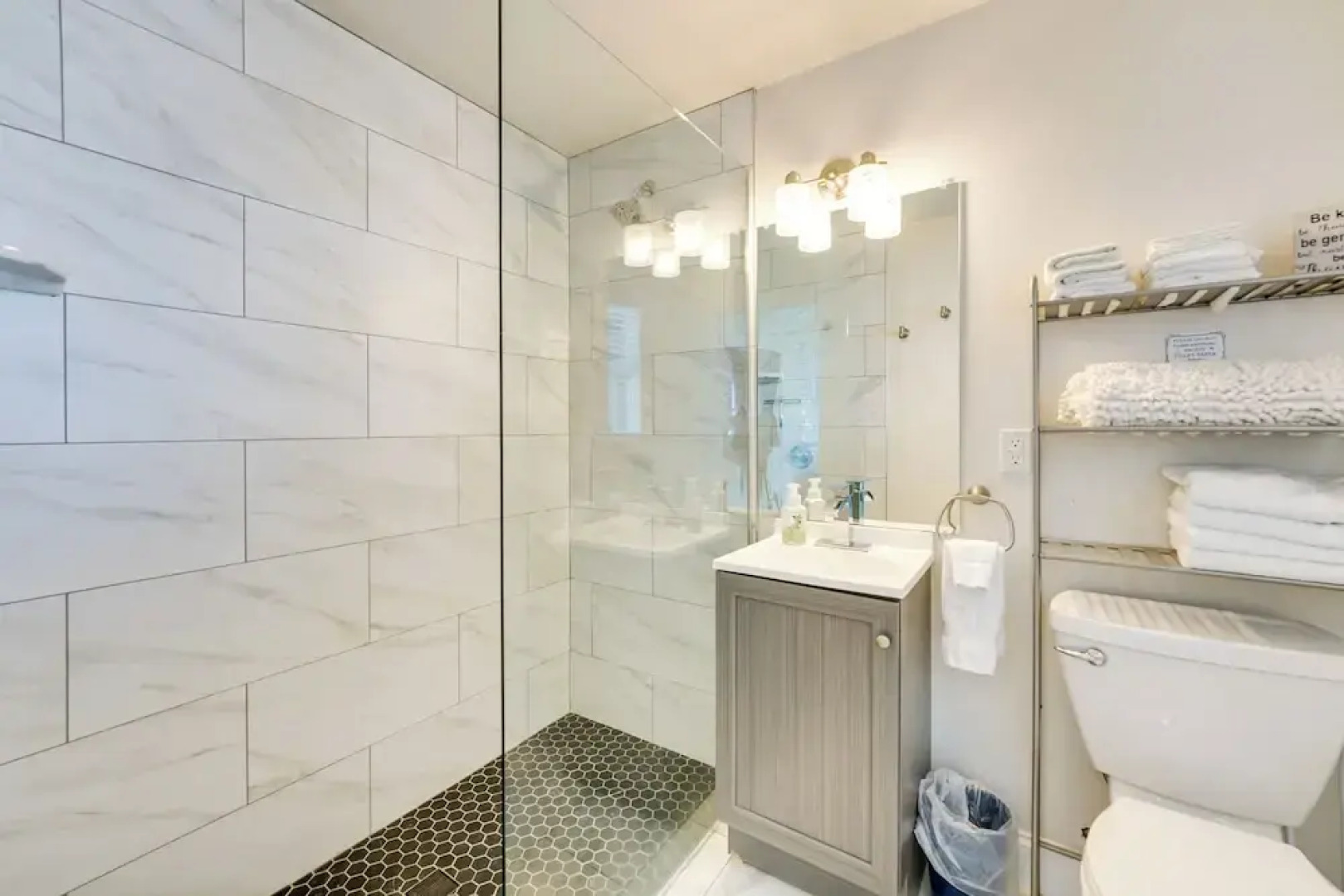 Serene Riverfront St. Clair Studio: Walk to Dtwn!