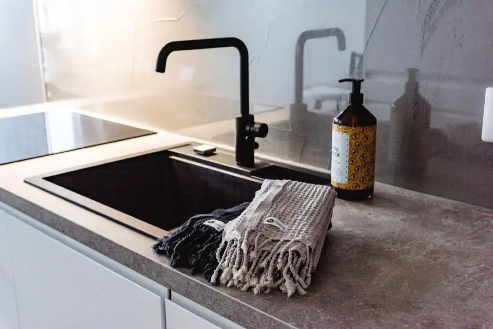 90m2 on pedestrian street on Top Floor, penthouse suite, great view! Incl linen and all