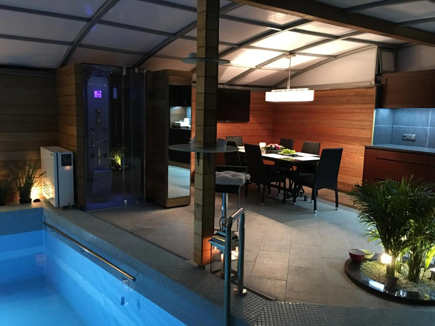 Apartament z prywatnym, krytym basenem