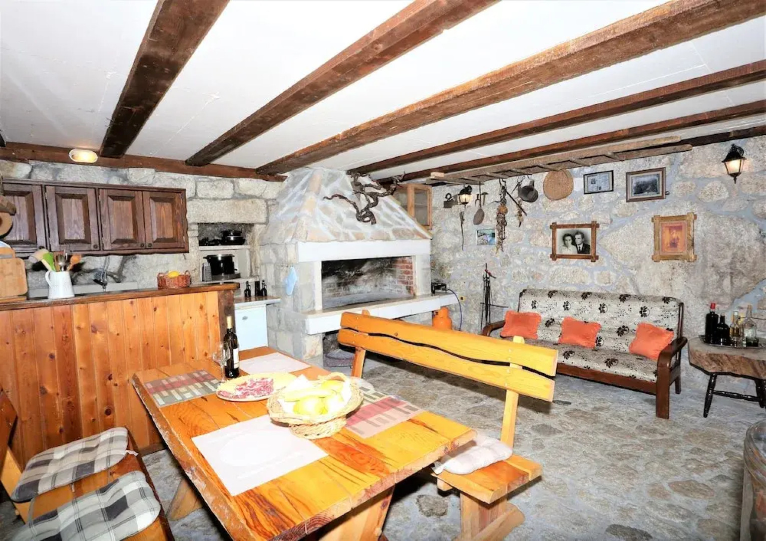 Holiday house in stone with heated pool