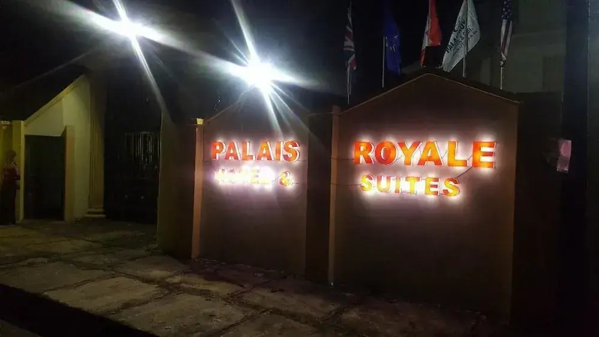 Palais Royale Hotel & Suites