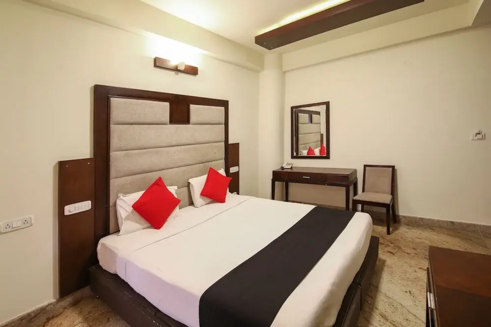 Capital O 18260 Hotel Crystal Park Inn