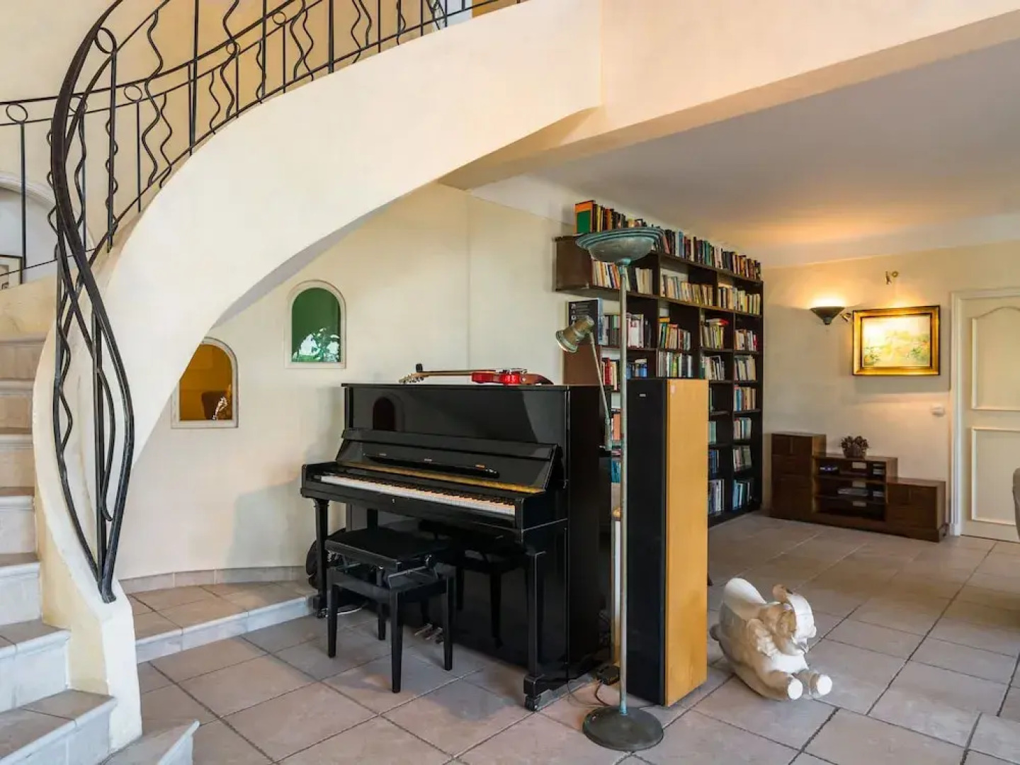 Spacious Villa in La Gaude With Swimming Pool