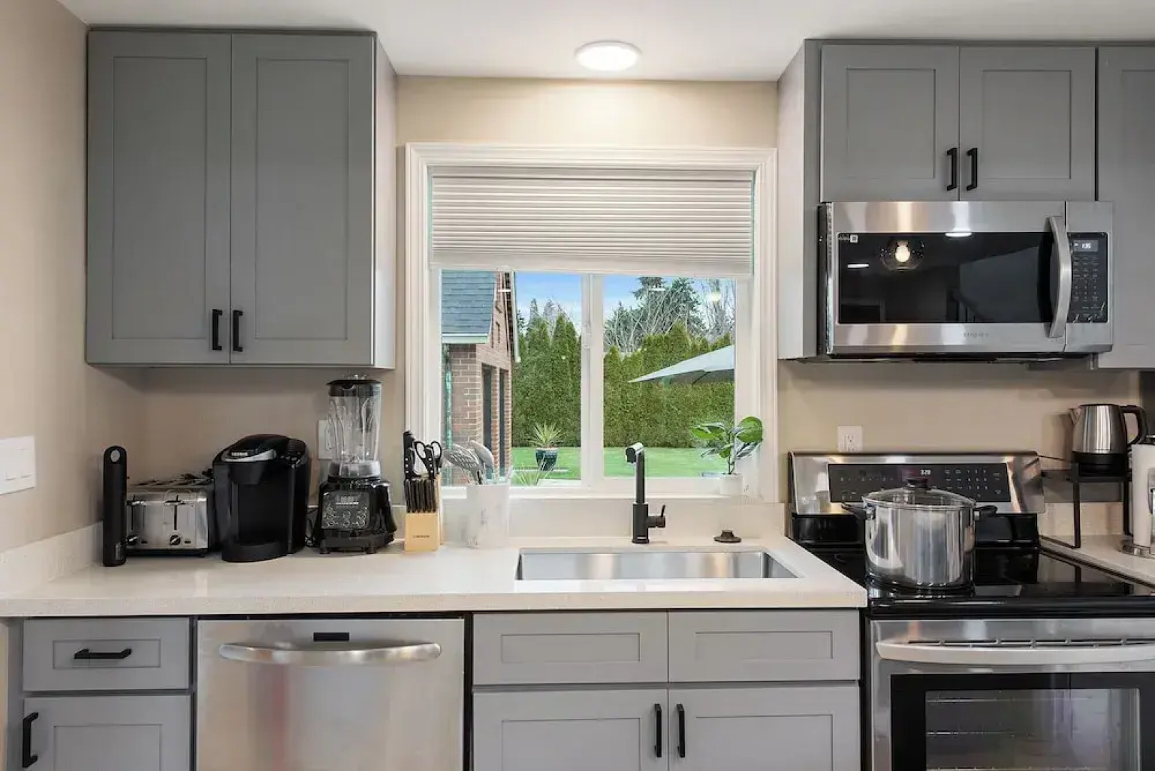 Joyful Kirkland Home, Near Beach, Hot Tub & AC