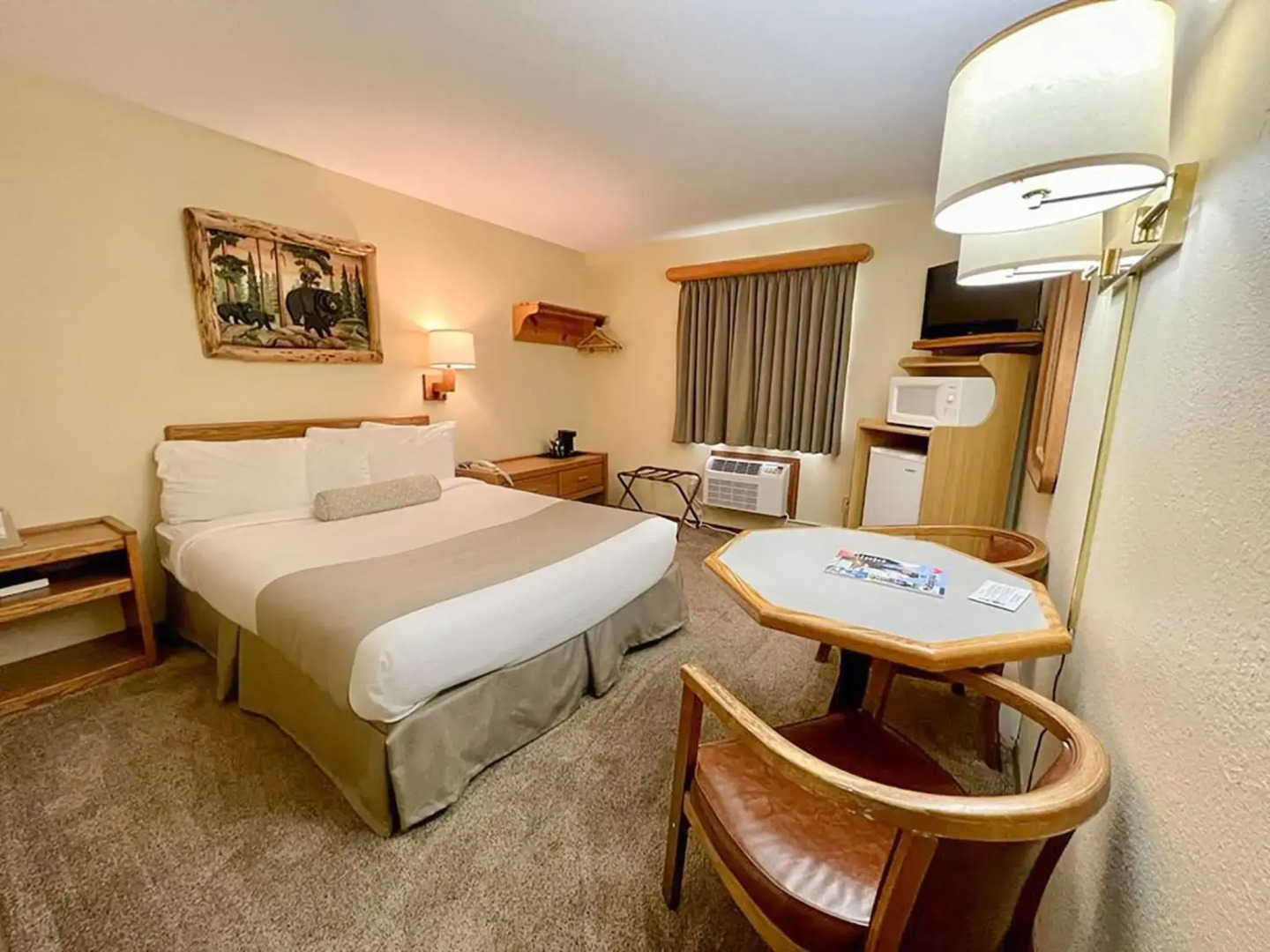 Beartooth Hideaway Inn and Cabins