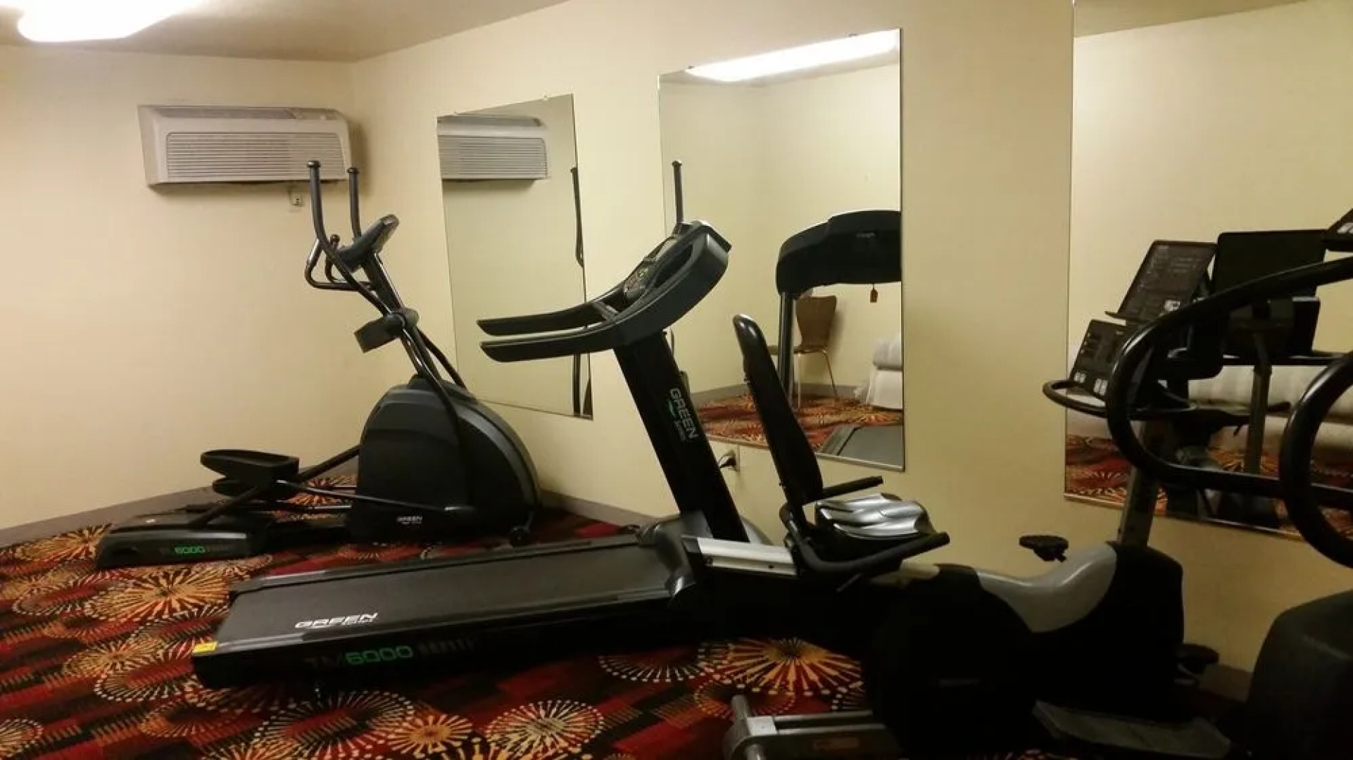 Super 8 Motel - Wheeling