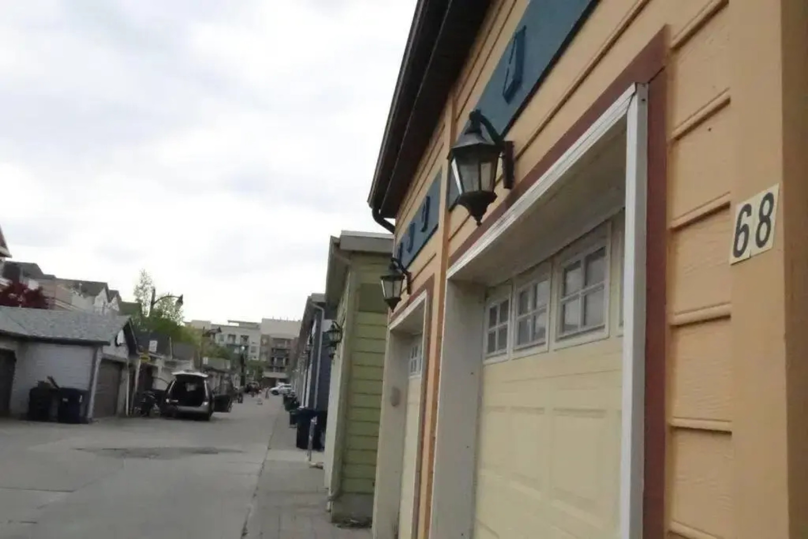 Bright Studio w Full Kitchen and Detached Bathroom